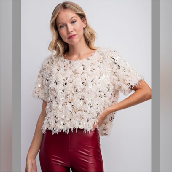😍Absolutely Gorgeous Cream and Gold Sequin Top with faux feathers 😍 - Picture 1 of 3